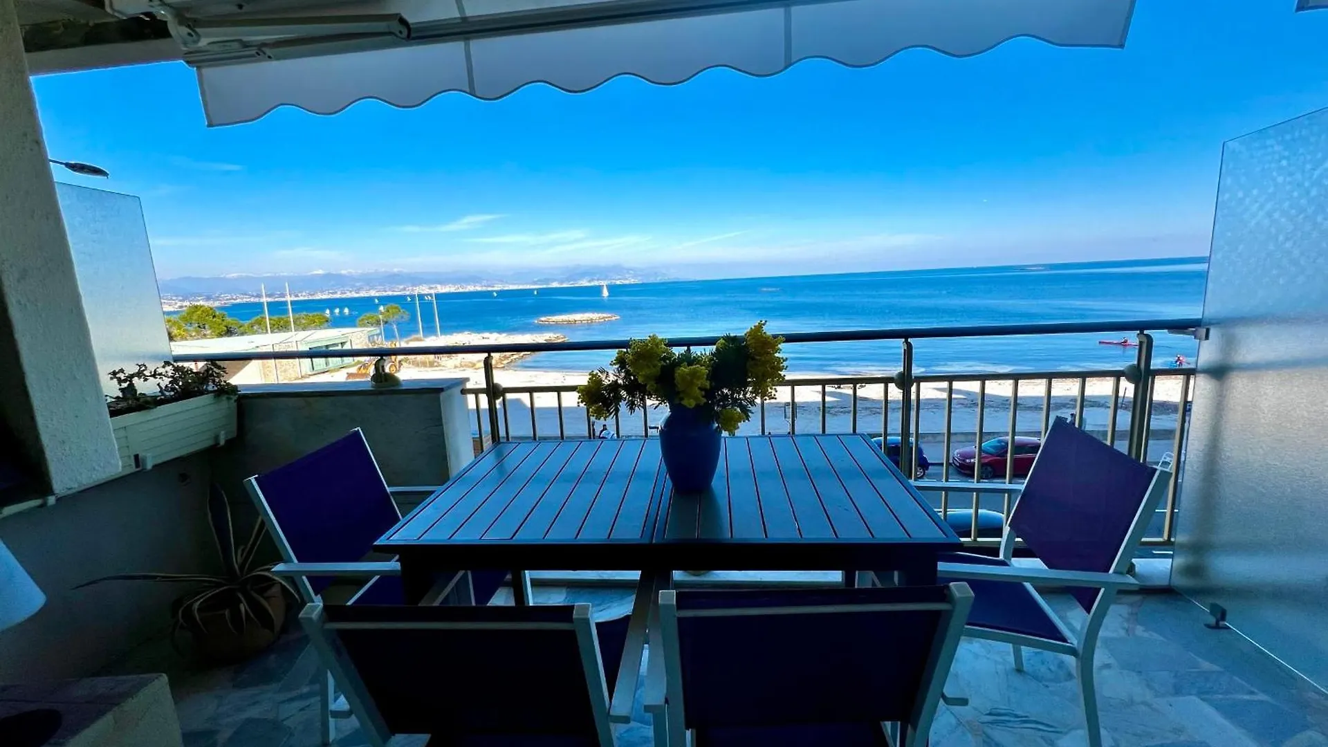 Seafront One Bedroom Apartment With A Terrasse Swimming Pool And A Parking 昂蒂布